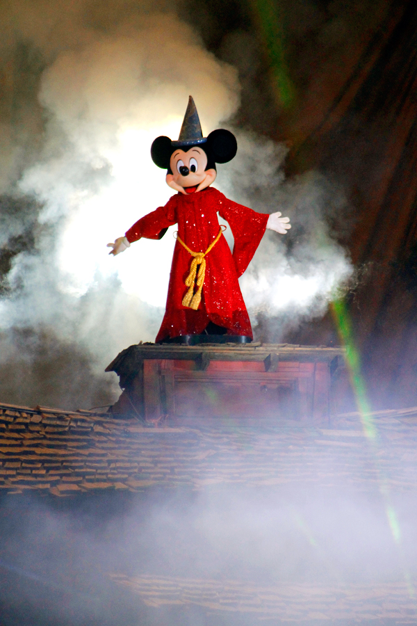 Sorcerer Mickey appears in Fantasmic at Disneyland