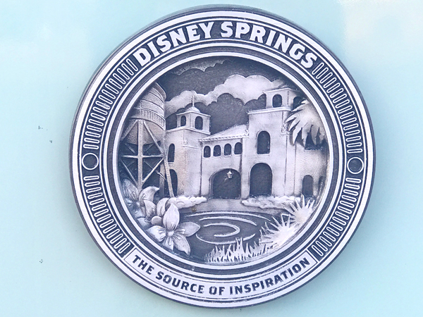 Disney Springs trash can logo.