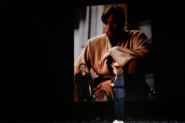 Ewan McGregor and Kathleen Kennedy annouce a new Obi Wan Kenobi series.